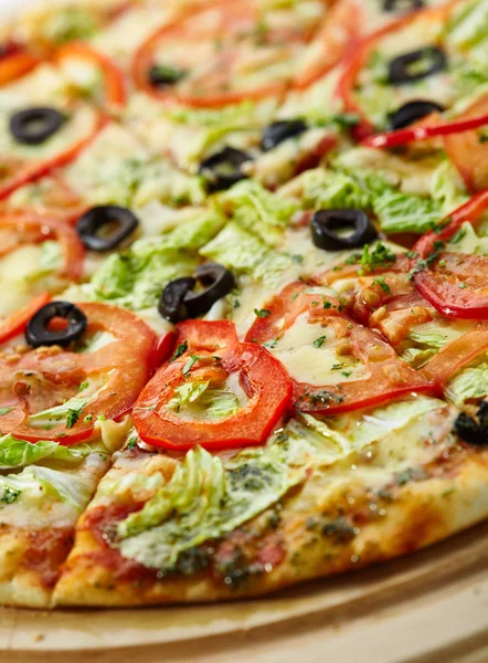 Pizza con Mozzarella, Salsa, Tomates y Hojas de Ensalada — Foto de Stock