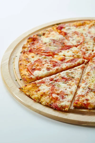 Pizza Margherita elaborada con Tomates, Queso Gauda y Mozzarella — Foto de Stock