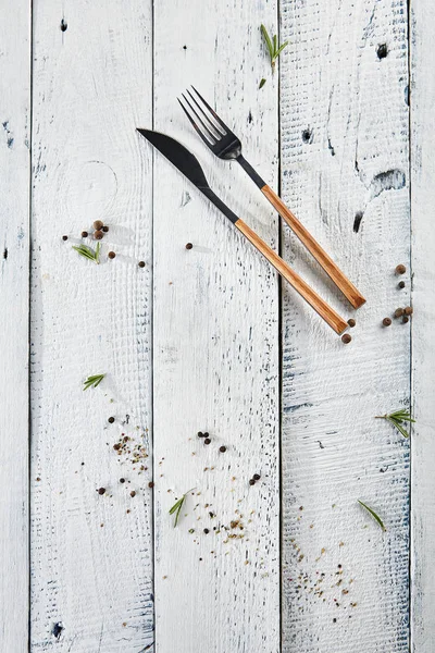 Tenedor de madera y cuchillo con hierbas verdes — Foto de Stock