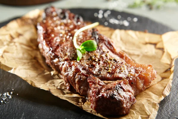 Leckeres gegrilltes Striploin Steak — Stockfoto
