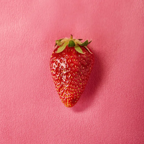 Erdbeere auf rosa Hintergrund — Stockfoto