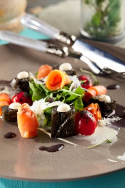 Somon füme siyah Sezar salatası