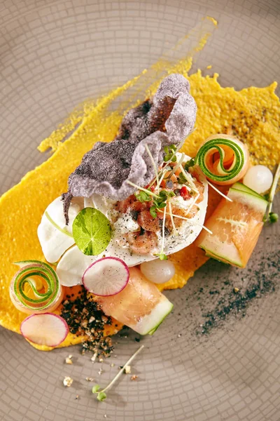 Salat mit Räucherlachs und Burrata — Stockfoto