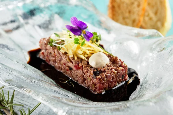 Filete tártaro con patatas crujientes y pan —  Fotos de Stock