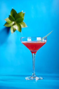 Cosmopolitan kokteyl taze çilek ile