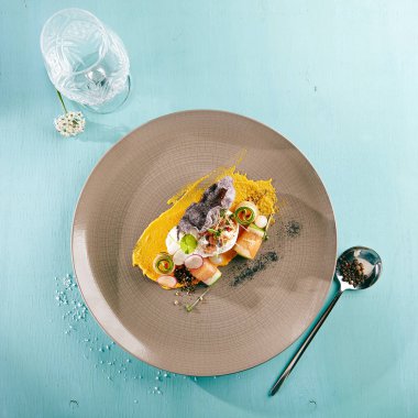 Somon füme ve Burrata peynir salatası