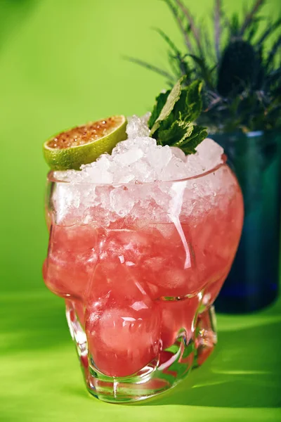 Zombie-Cocktail auf grünem Hintergrund — Stockfoto