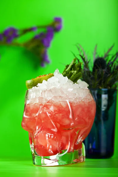 Zombie Cocktail op groene achtergrond — Stockfoto