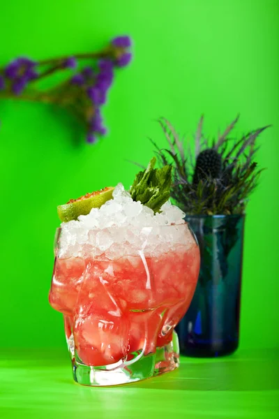 Zombie Cocktail op groene achtergrond — Stockfoto