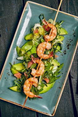 Karides ve greyfurt ile Avokado salatası