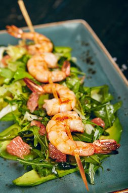 Karides ve greyfurt ile Avokado salatası