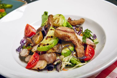 Izgara et ve ızgara sebze salatası