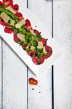 Et Carpaccio roket salata ile