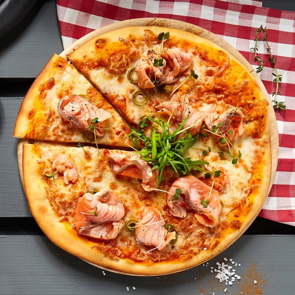 Margarita ve somon Pizza