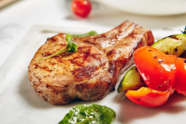 Chuletas de cerdo a la plancha — Foto de Stock