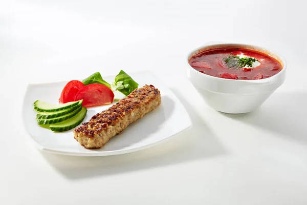 Kebab di pollo con verdure e zuppa — Foto Stock