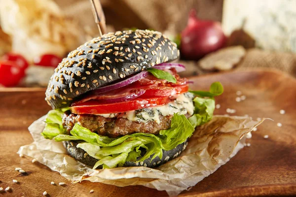 Leckerer schwarzer Burger — Stockfoto