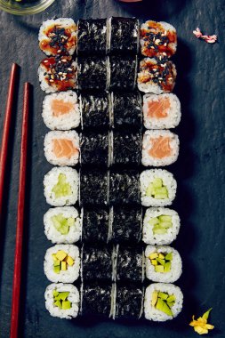 Siyah arka plan üzerine menü Japon suşi rulo