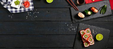 Soya sosu ile farklı rulo suşi ayarla
