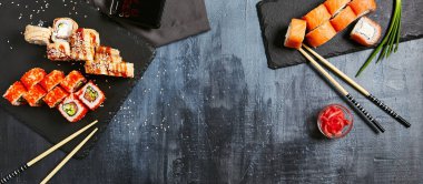 Soya sosu ile farklı rulo suşi ayarla