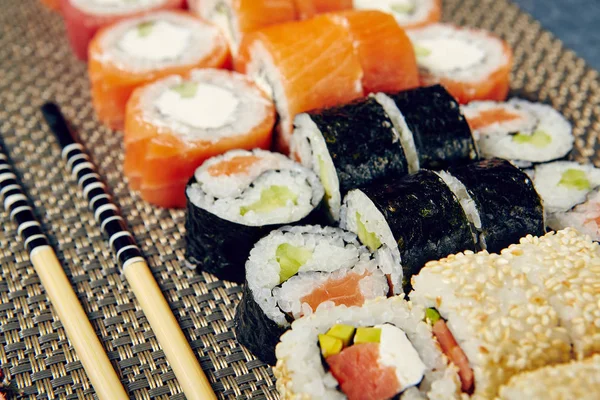 Menu de rouleaux de sushi japonais sur fond noir — Photo