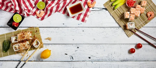 Sushi-Set mit verschiedenen Rollen mit Sojasauce — Stockfoto