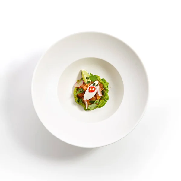 Specialità della cucina panasiatica nel piatto rosso — Foto Stock
