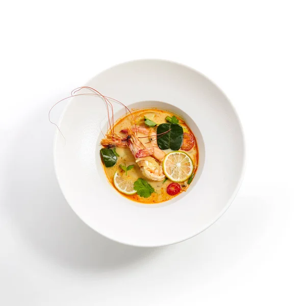 Специальные блюда пан-азиатской кухни в белой тарелке — стоковое фото