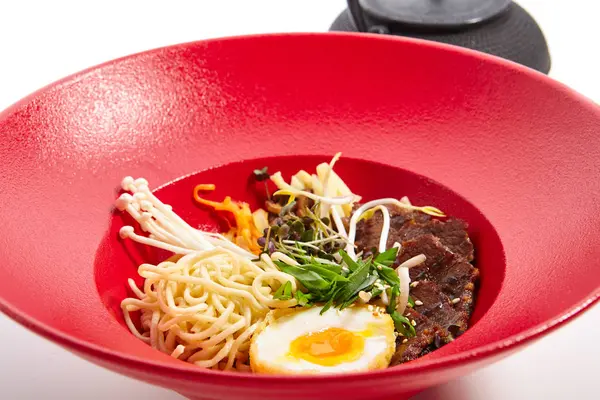 Speciality z Pan-asijské kuchyně v červené desky — Stock fotografie
