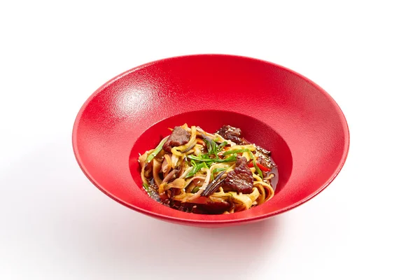 Specjały kuchni azjatyckiej w czerwony talerz — Zdjęcie stockowe