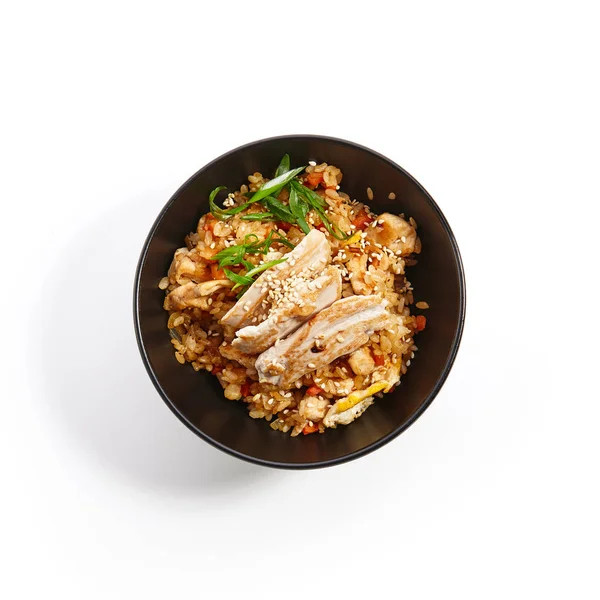 Специальные блюда пан-азиатской кухни на темной железной пластине — стоковое фото