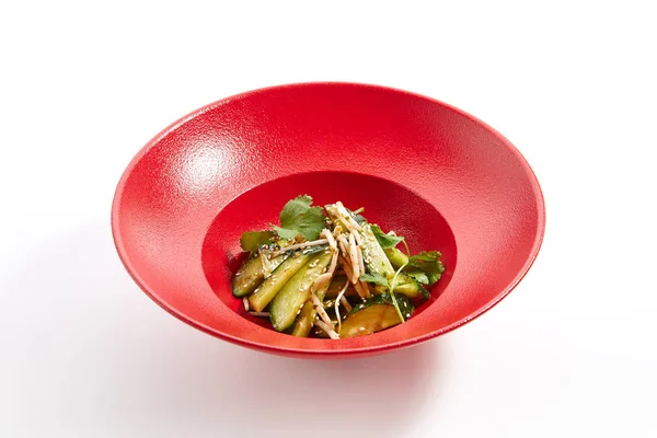 赤いプレートに汎アジア料理の特選料理 — ストック写真