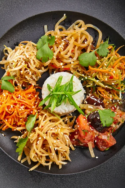 Karanlık plaka Pan-Asya Mutfağı özel yemekler