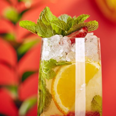 Beyaz köpüklü Sangria