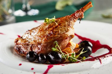 Kızarmış ördek bacak mini-krep ile