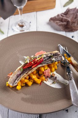 Balık-tavşan baharatlı ananas ve Hindistan cevizi sütü ile