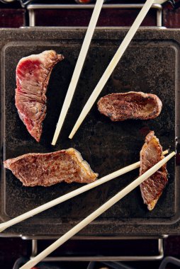 Siyah taş tepside et