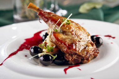 Kızarmış ördek bacak mini-krep ile