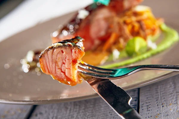 Zalm sous vide met julienne van gestoofde groenten — Stockfoto