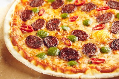 Baharatlı sosisli pizza