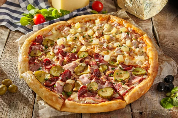 Heerlijke verse pizza — Stockfoto