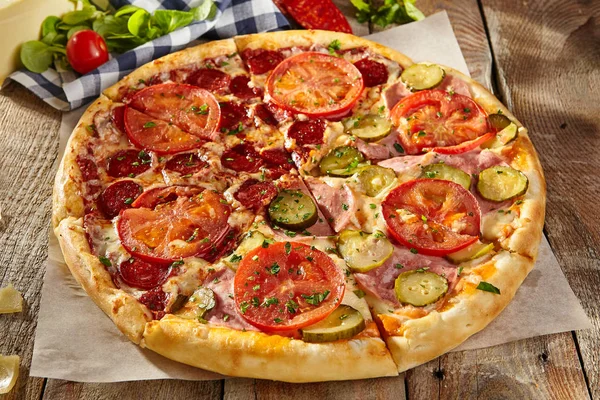 Heerlijke verse pizza — Stockfoto