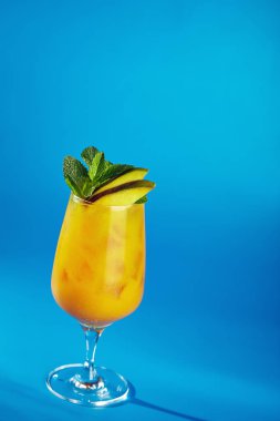 Portakal ve armut ile güler yüzlü