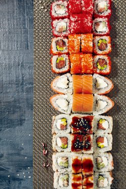 Siyah arka plan üzerine menü Japon suşi rulo