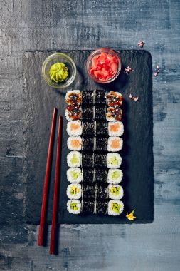 Siyah arka plan üzerine menü Japon suşi rulo