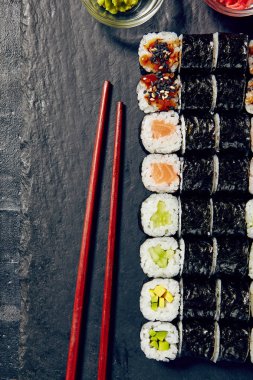 Siyah arka plan üzerine menü Japon suşi rulo