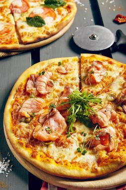 Somon ve roket salata pizza