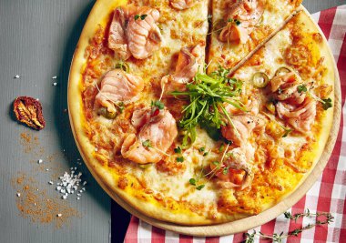 Somon ve roket salata pizza