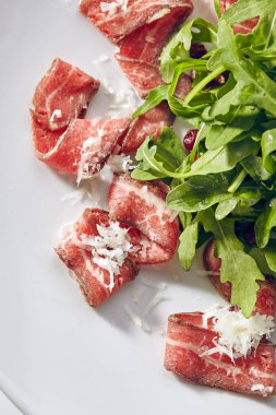 Et Carpaccio roket salata ile