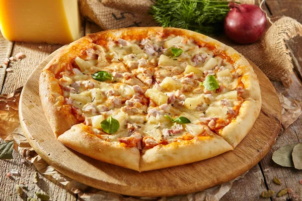 Leckere frische Pizza — Stockfoto